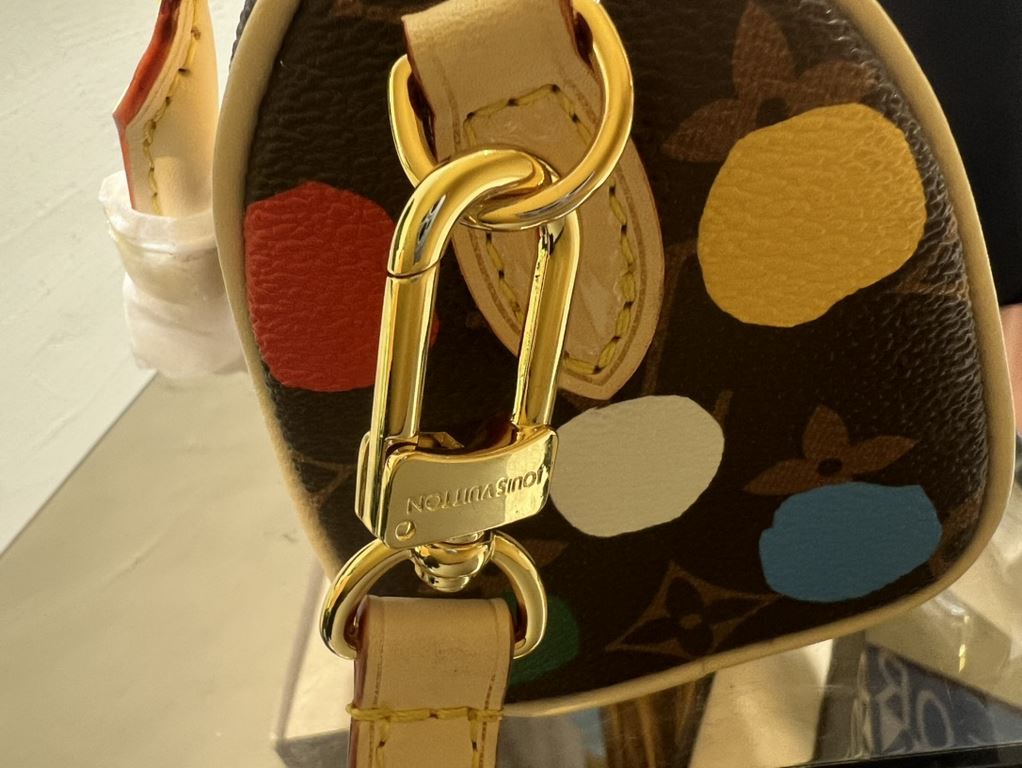 The LV x YK Nano Speedy bag from the Louis Vuitton x Yayoi Kusama collaboration celebrates the striking fusion of creative artistry and craftsmanship. The polka dot pattern, the visual calling card of Japanese artist Yay