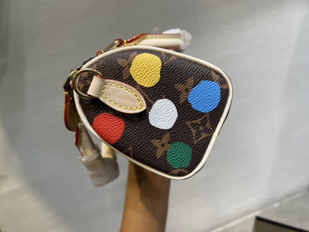 The LV x YK Nano Speedy bag from the Louis Vuitton x Yayoi Kusama collaboration celebrates the striking fusion of creative artistry and craftsmanship. The polka dot pattern, the visual calling card of Japanese artist Yay