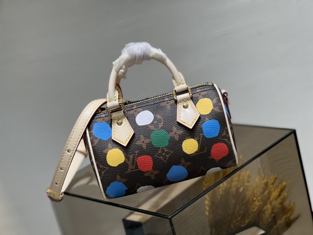 The LV x YK Nano Speedy bag from the Louis Vuitton x Yayoi Kusama collaboration celebrates the striking fusion of creative artistry and craftsmanship. The polka dot pattern, the visual calling card of Japanese artist Yay