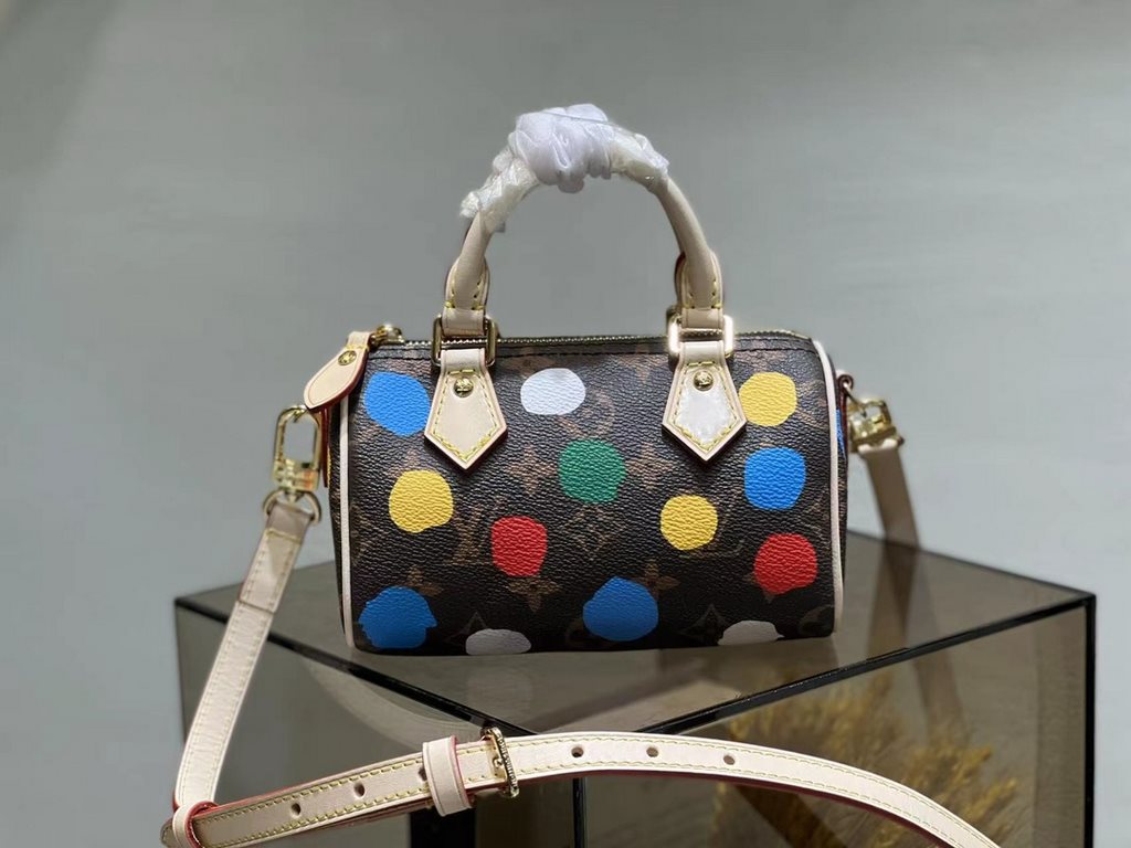 The LV x YK Nano Speedy bag from the Louis Vuitton x Yayoi Kusama collaboration celebrates the striking fusion of creative artistry and craftsmanship. The polka dot pattern, the visual calling card of Japanese artist Yay