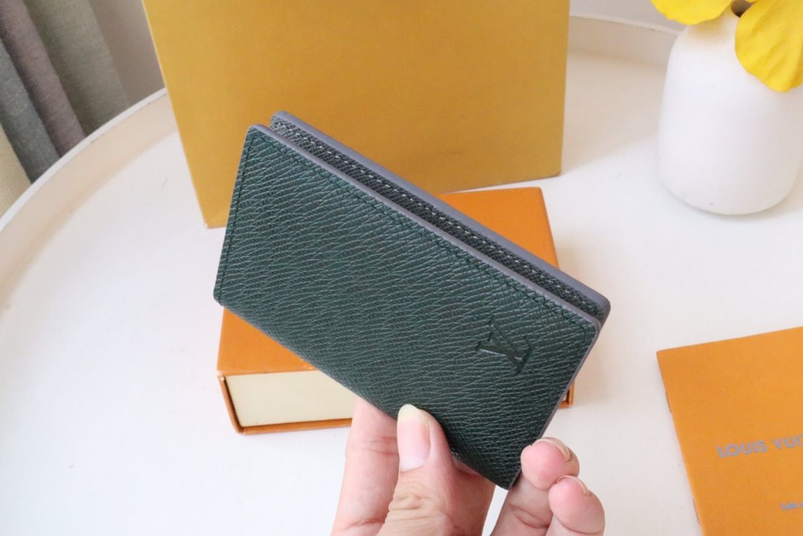 M81550Pocket walletCrafted in textured Taga leather, this pocket wallet is a classic Louis Vuitton compact. The wallet's understated color scheme and discreet LV initials logo at the bottom add an elegant touch, while th