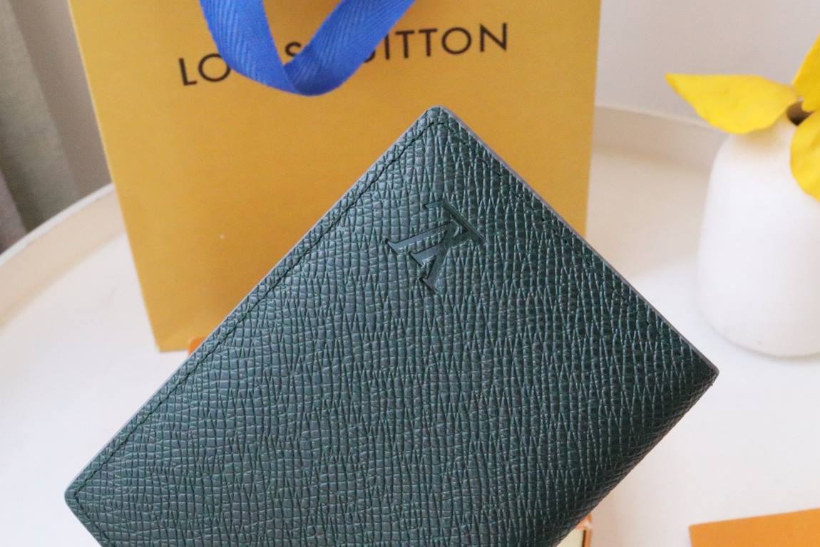 M81550Pocket walletCrafted in textured Taga leather, this pocket wallet is a classic Louis Vuitton compact. The wallet's understated color scheme and discreet LV initials logo at the bottom add an elegant touch, while th