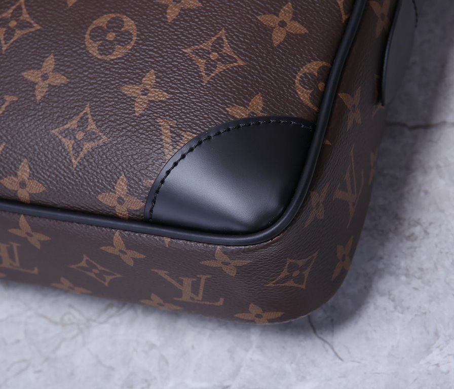 TOP ORIGINAL EXCLUSIVE ACTUAL M41125 BLACK GRID # OLD FLOWER ##PORTE-DOCUMENTS VOYAGE The Porte-Documents Voyage briefcase in Monogram Macassar canvas is a modern take on a classic Louis Vuitton design. With its lightwei