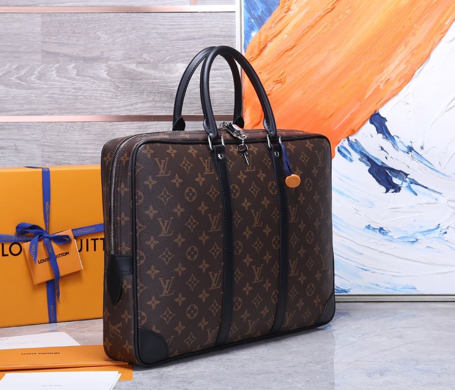 TOP ORIGINAL EXCLUSIVE ACTUAL M41125 BLACK GRID # OLD FLOWER ##PORTE-DOCUMENTS VOYAGE The Porte-Documents Voyage briefcase in Monogram Macassar canvas is a modern take on a classic Louis Vuitton design. With its lightwei