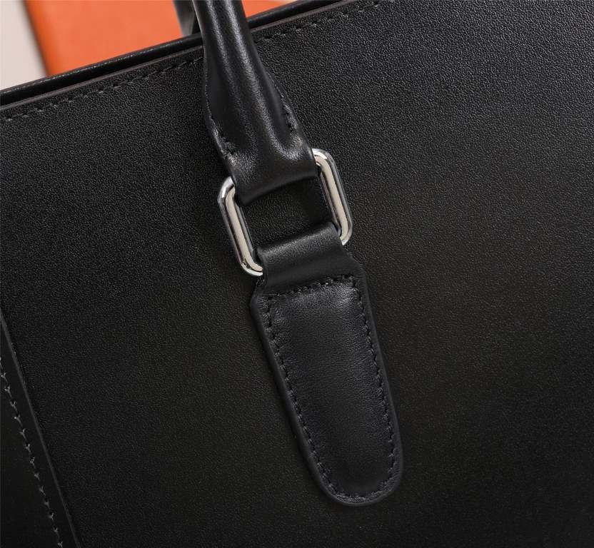 Top quality original single] 2022 latest models LV briefcase European original imported cowhide sketching iconic lines, using imported equipment, fashion trend, counter quality, more zipper pockets and internal patch poc