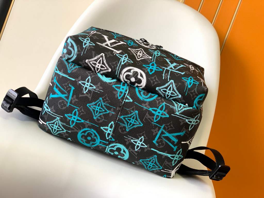 The  M21395 Premium Original Discovery Shoulder Bag is crafted from Monogram Eclipse canvas, infusing LV's logo and Monogram pattern with the artistry of street graffiti. An exterior pocket provides easy access to your b