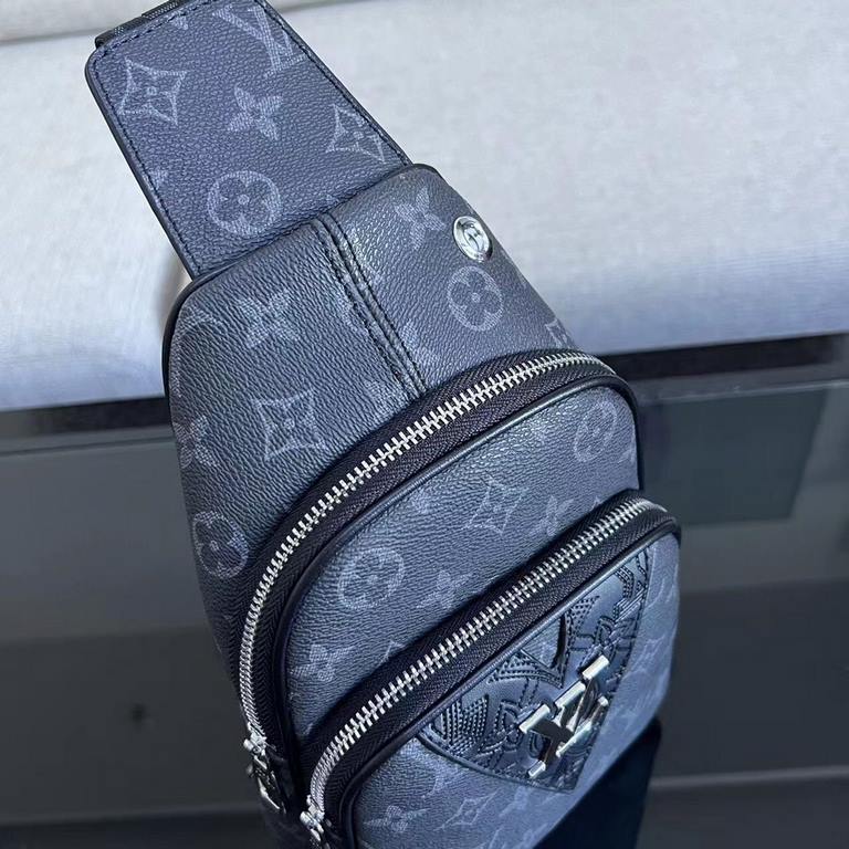 So many people looking at the bag!  LV is not good to sell turn the picture know. Latest 2020 Launched Men's Chest Bag, Selected Leather - High-grade Imported Cowhide Leather, Imported Lining Design  Uniform alignment [B