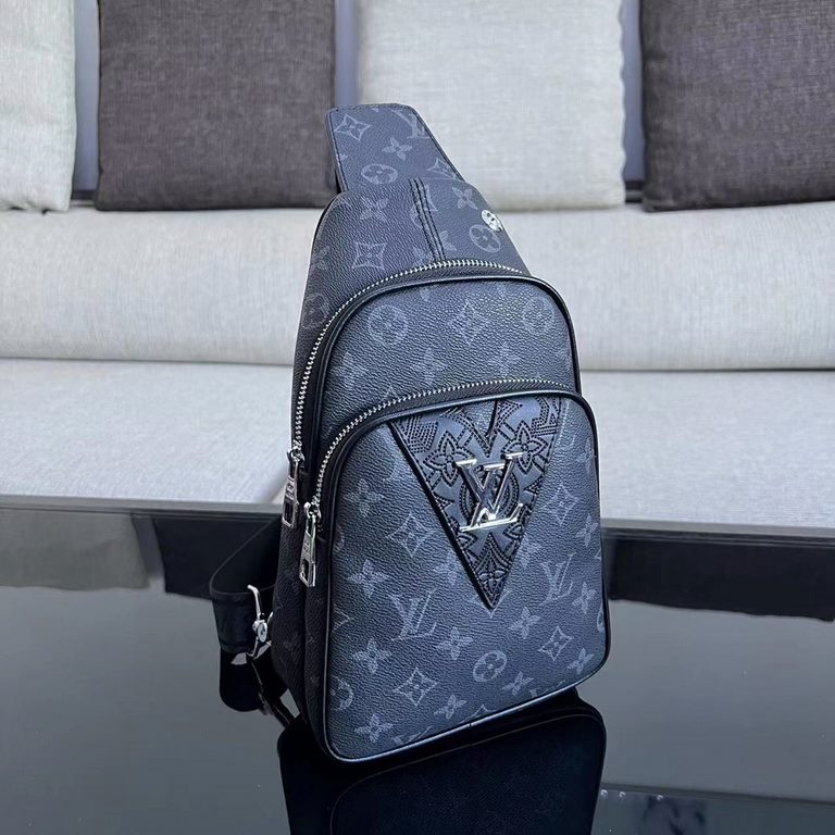 So many people looking at the bag!  LV is not good to sell turn the picture know. Latest 2020 Launched Men's Chest Bag, Selected Leather - High-grade Imported Cowhide Leather, Imported Lining Design  Uniform alignment [B