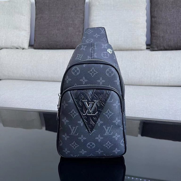 So many people looking at the bag!  LV is not good to sell turn the picture know. Latest 2020 Launched Men's Chest Bag, Selected Leather - High-grade Imported Cowhide Leather, Imported Lining Design  Uniform alignment [B