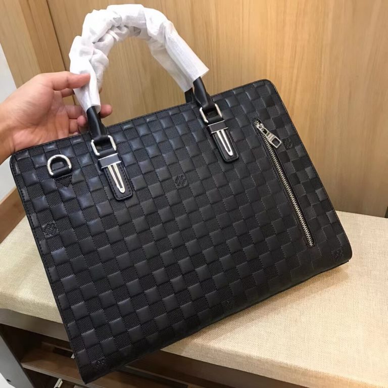 Out of the shipment ah [hey ha] Lv . Briefcase Genuine YKK hardware, get your hands on you understand how good Italy    imported elephant grain cowhide (market exclusivity), removable shoulder strap, the size of the body