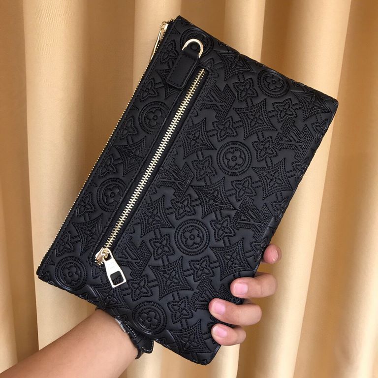 LV high-end goods     get your hands on the leather is good,   steel hardware are brand LOGO, look at the gloss of the leather, look at the oil edge, look at the alignment, the highest quality in the market, there is no 