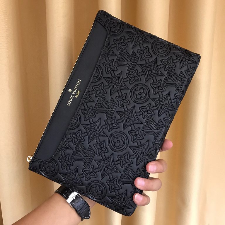 LV high-end goods     get your hands on the leather is good,   steel hardware are brand LOGO, look at the gloss of the leather, look at the oil edge, look at the alignment, the highest quality in the market, there is no 