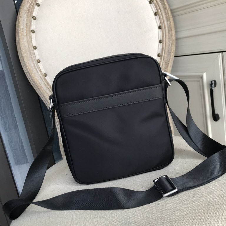 Top counter rat ruthless goods 2022 latest style LV nylon cloth with imported head layer flower leather men's small crossbody bag super hot mass shipment pull, clamoring counter goods   top original single goods   paper 