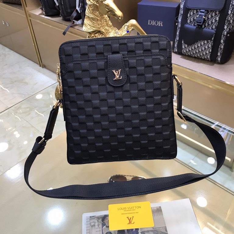 New  LOUIS VUITTON (Louis Vuitton)   2021 latest models of shoulder bags, not only the bag type to do a good job, but also the quality is very fine, using imported cowhide compression checkered pattern, semi-stereotypes 