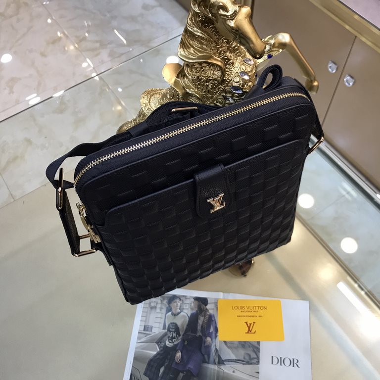 New  LOUIS VUITTON (Louis Vuitton)   2021 latest models of shoulder bags, not only the bag type to do a good job, but also the quality is very fine, using imported cowhide compression checkered pattern, semi-stereotypes 