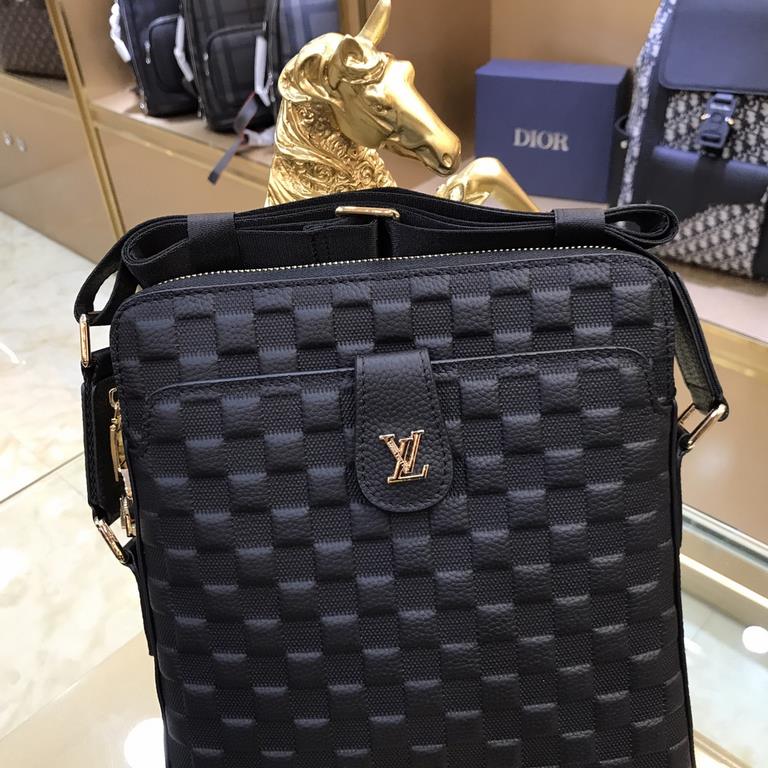 New  LOUIS VUITTON (Louis Vuitton)   2021 latest models of shoulder bags, not only the bag type to do a good job, but also the quality is very fine, using imported cowhide compression checkered pattern, semi-stereotypes 