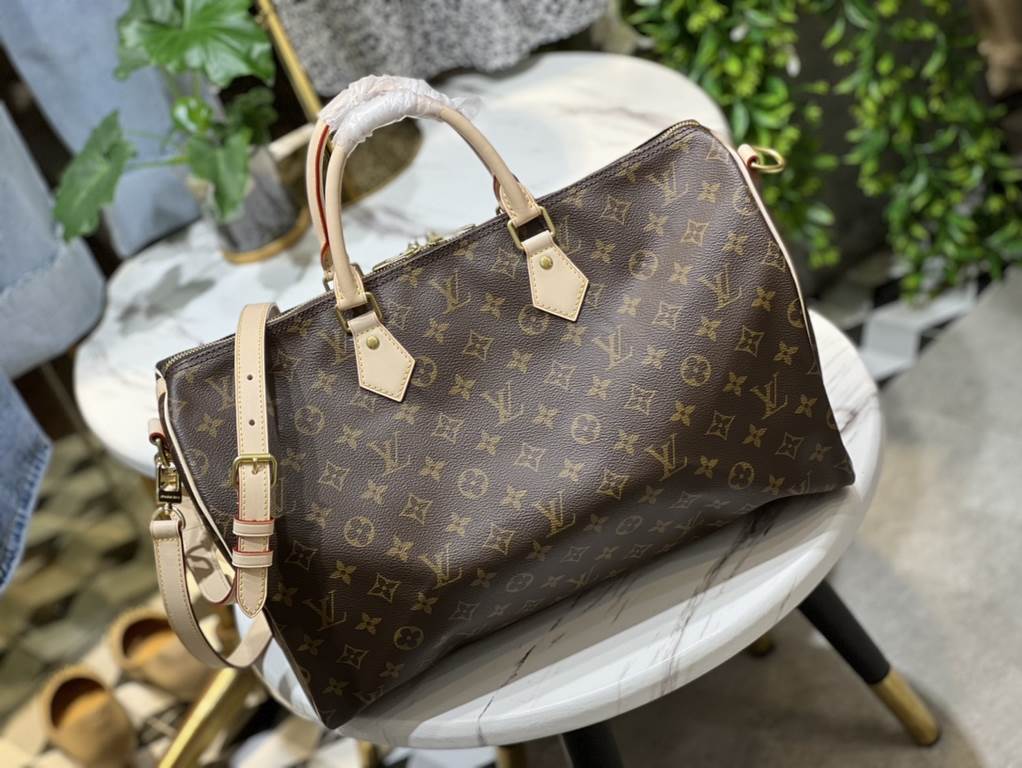 SPEEDY BANDOULIèRE 40MY LV HERITAGE In traditional Louis Vuitton style, the Speedy 40 handbag in Monogram canvas. Luxurious cowhide trimmings and a variety of carrying options add a stylish touch to the bag. size 40 x 25