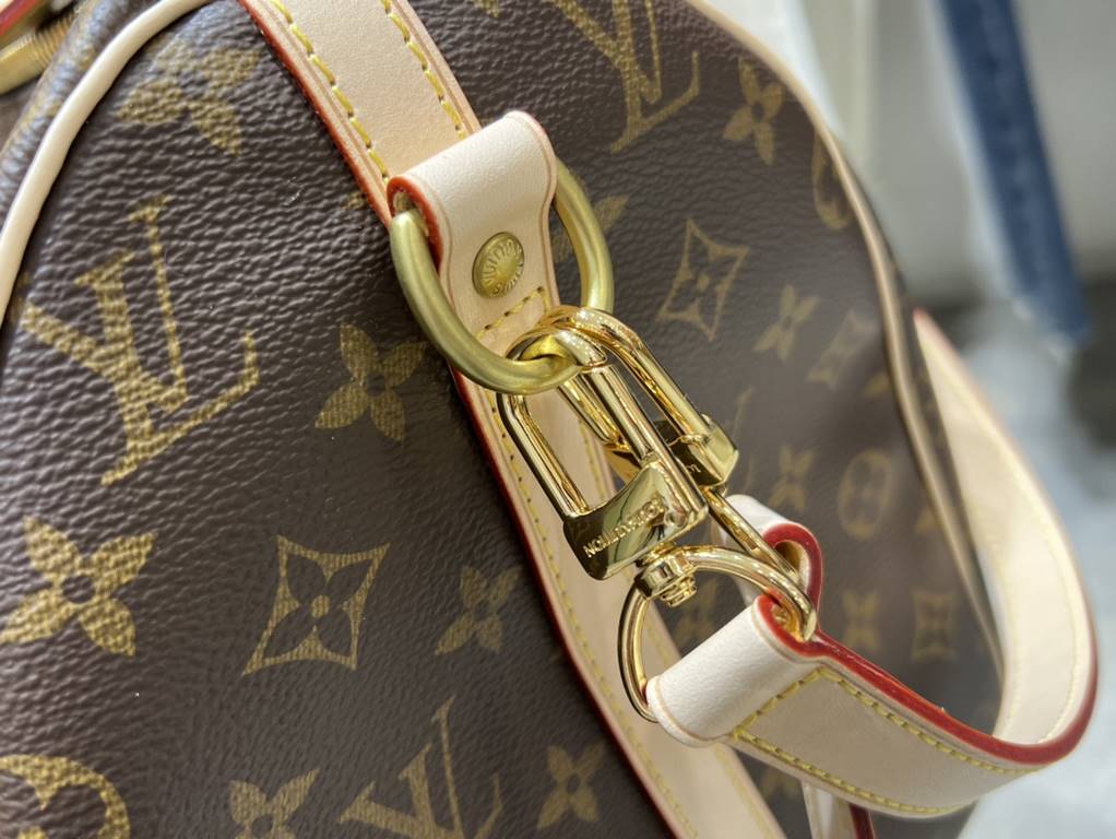 SPEEDY BANDOULIèRE 40MY LV HERITAGE In traditional Louis Vuitton style, the Speedy 40 handbag in Monogram canvas. Luxurious cowhide trimmings and a variety of carrying options add a stylish touch to the bag. size 40 x 25