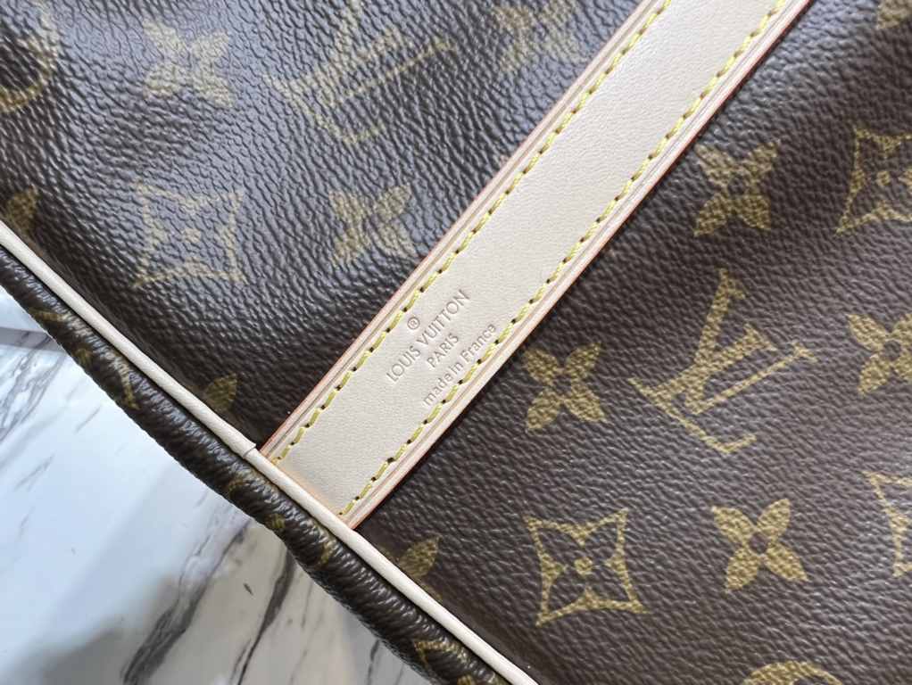 SPEEDY BANDOULIèRE 40MY LV HERITAGE In traditional Louis Vuitton style, the Speedy 40 handbag in Monogram canvas. Luxurious cowhide trimmings and a variety of carrying options add a stylish touch to the bag. size 40 x 25