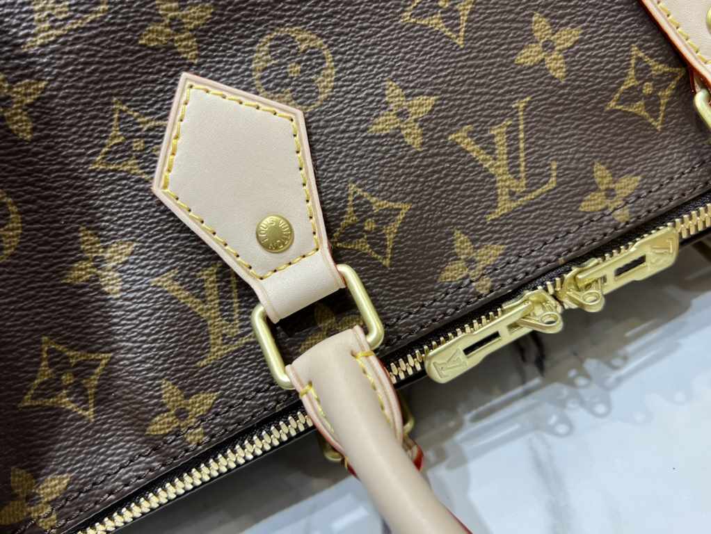 SPEEDY BANDOULIèRE 40MY LV HERITAGE In traditional Louis Vuitton style, the Speedy 40 handbag in Monogram canvas. Luxurious cowhide trimmings and a variety of carrying options add a stylish touch to the bag. size 40 x 25