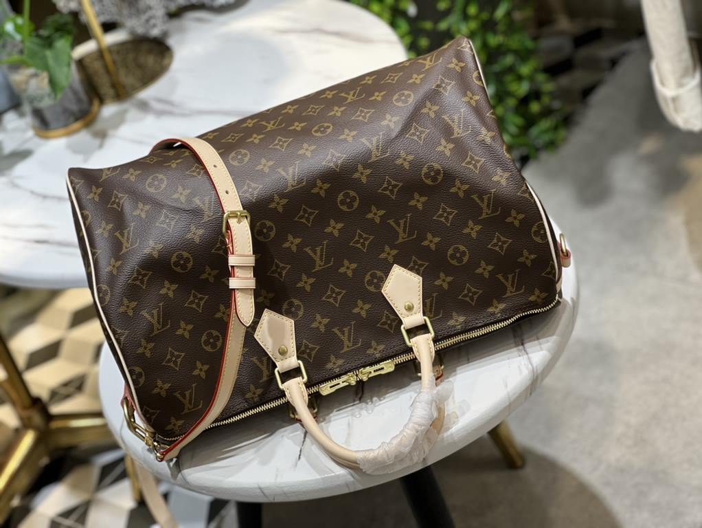 SPEEDY BANDOULIèRE 40MY LV HERITAGE In traditional Louis Vuitton style, the Speedy 40 handbag in Monogram canvas. Luxurious cowhide trimmings and a variety of carrying options add a stylish touch to the bag. size 40 x 25