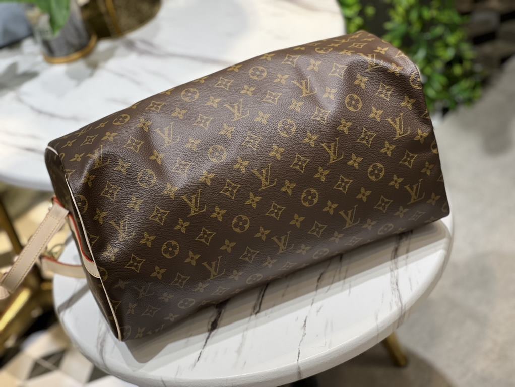 SPEEDY BANDOULIèRE 40MY LV HERITAGE In traditional Louis Vuitton style, the Speedy 40 handbag in Monogram canvas. Luxurious cowhide trimmings and a variety of carrying options add a stylish touch to the bag. size 40 x 25