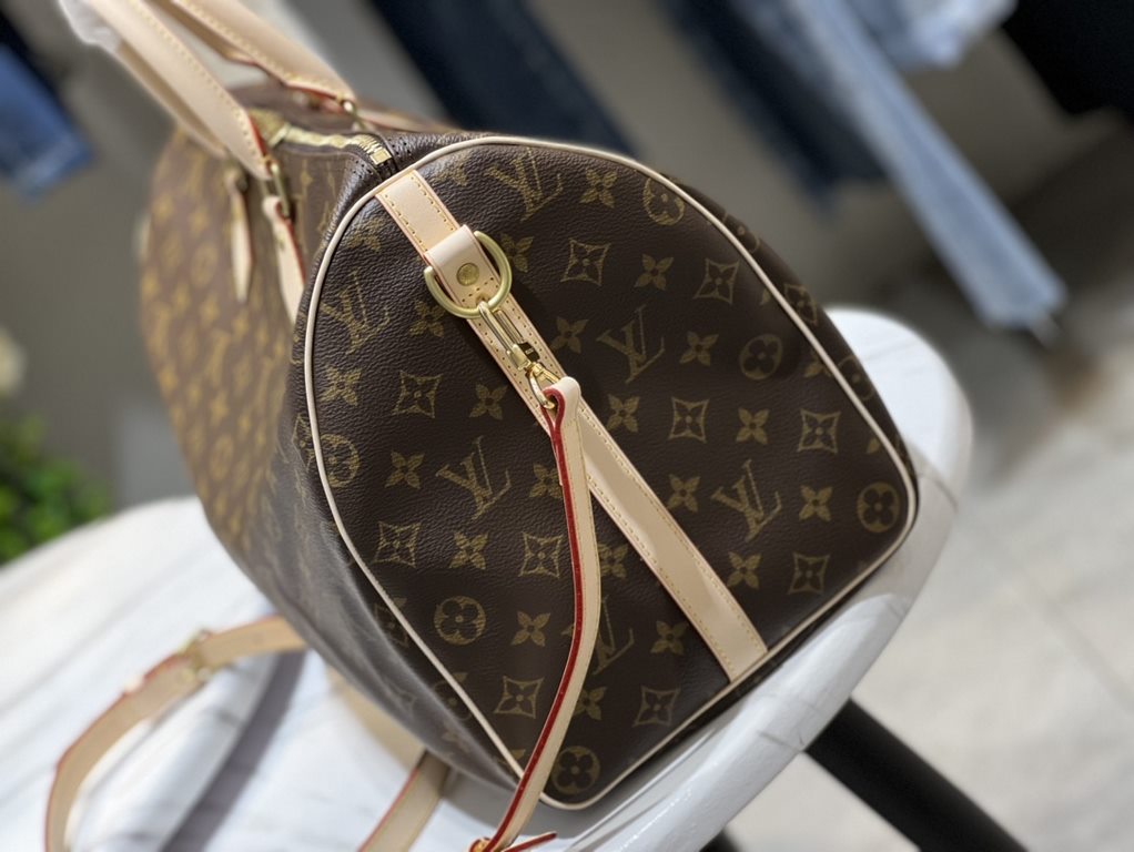 SPEEDY BANDOULIèRE 40MY LV HERITAGE In traditional Louis Vuitton style, the Speedy 40 handbag in Monogram canvas. Luxurious cowhide trimmings and a variety of carrying options add a stylish touch to the bag. size 40 x 25