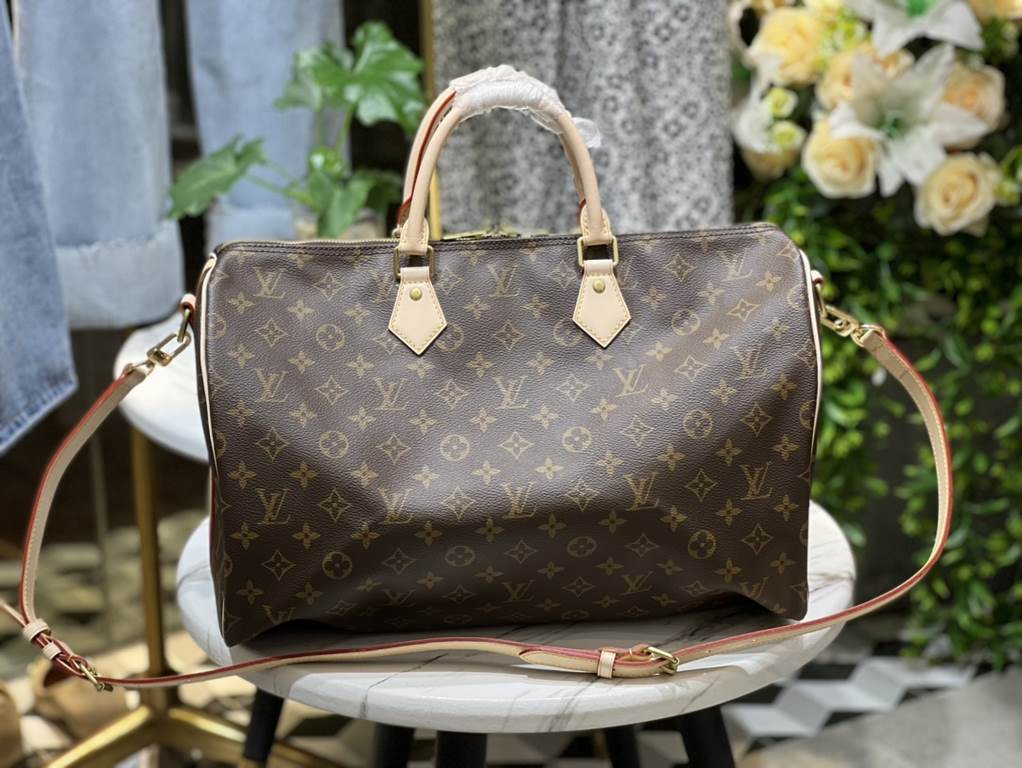 SPEEDY BANDOULIèRE 40MY LV HERITAGE In traditional Louis Vuitton style, the Speedy 40 handbag in Monogram canvas. Luxurious cowhide trimmings and a variety of carrying options add a stylish touch to the bag. size 40 x 25