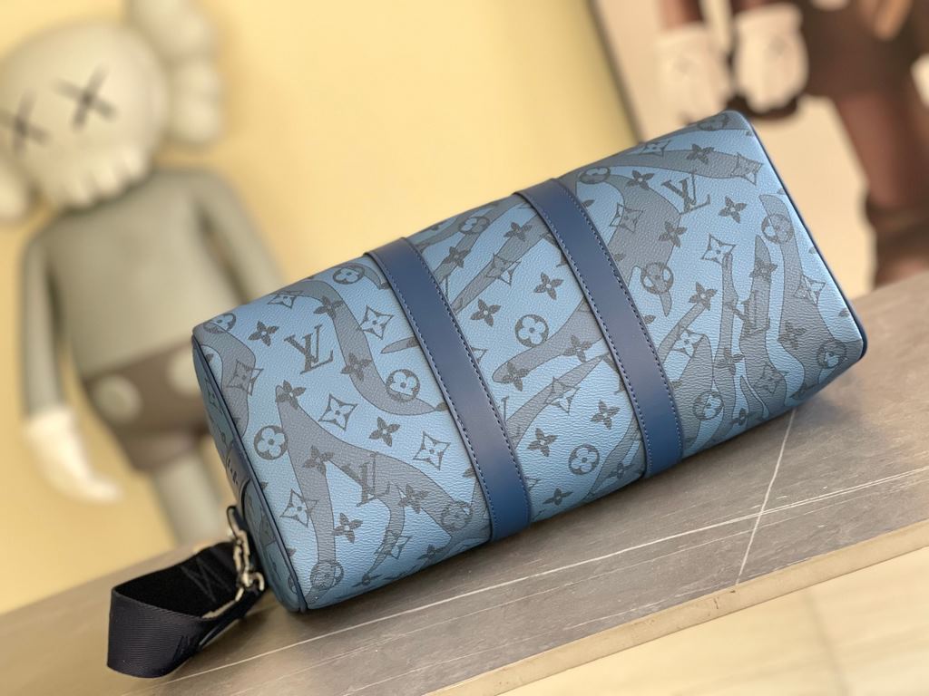 The M22573 Keepall Bandoulière 35 is crafted from Monogram Aquagarden canvas, making the Monogram floral and LV letters resemble gently cascading drops of water. The side straps and top rolled leather handles are in keep