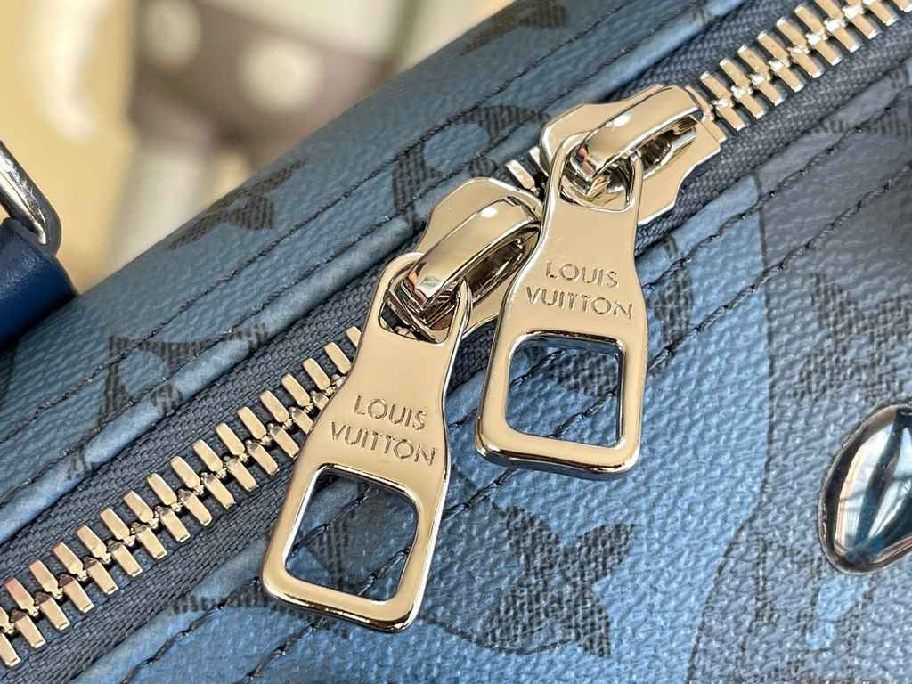 The M22573 Keepall Bandoulière 35 is crafted from Monogram Aquagarden canvas, making the Monogram floral and LV letters resemble gently cascading drops of water. The side straps and top rolled leather handles are in keep