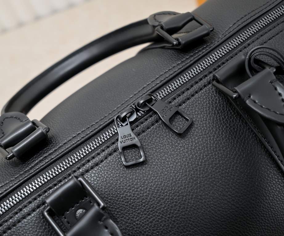 M57088 41416 21420KEEPALL BANDOULIèRE 50 Travel BagLouis Vuitton introduces an Aerogram version of the new Keepall BANDOULIèRE 50 travel bag, crafted from supple black grained leather for a restrained and stylish look. U