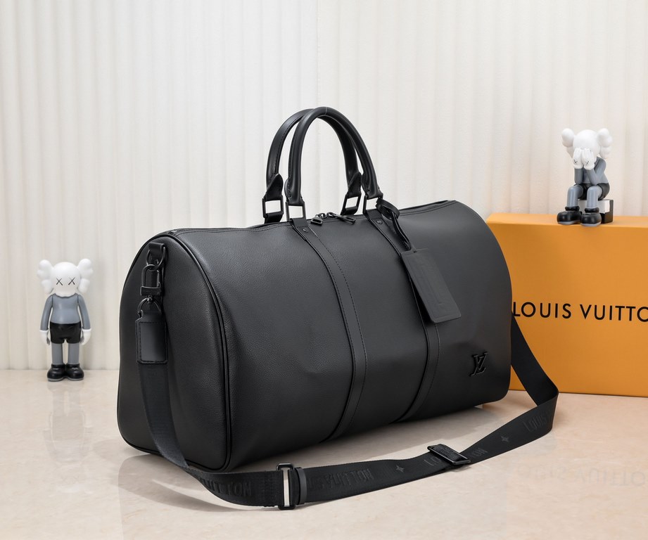 M57088 41416 21420KEEPALL BANDOULIèRE 50 Travel BagLouis Vuitton introduces an Aerogram version of the new Keepall BANDOULIèRE 50 travel bag, crafted from supple black grained leather for a restrained and stylish look. U