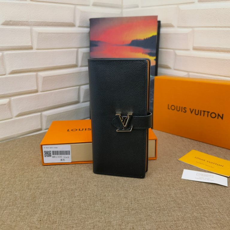 This LV Vertical wallet in soft grained Taurillon leather with a sliding closure embellished with LV letters is inspired by the Capucines handbag design.M81330Black BlueM81367Light CurryFull leatherLychee grain bedazzled