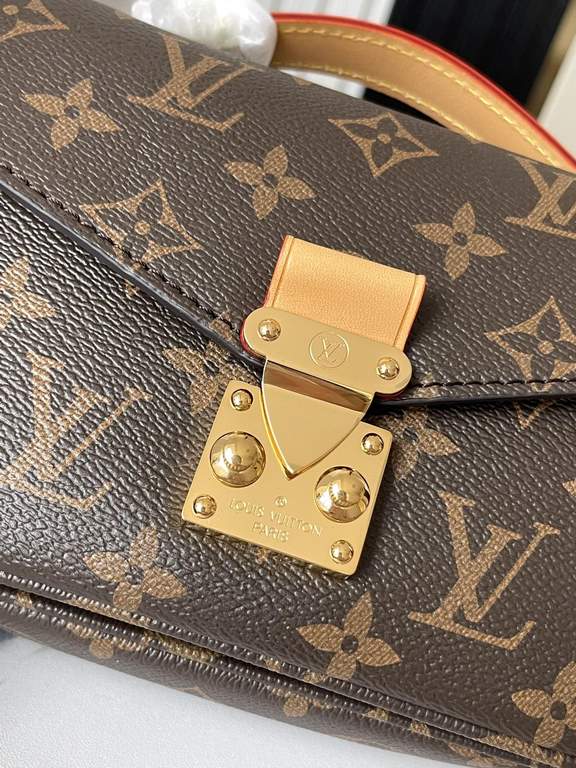 M46279 Old Flower Messenger Bag Series LV messenger bag out of small East West Métis handbags in a stylish shoulder bag shape with a trendy sense of fashion. The compact body is made from the brand's Monogram canvas, wit