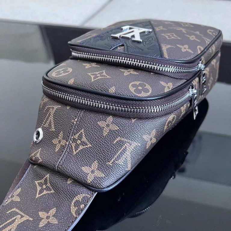 So many people looking at the bag!  LV is not good to sell turn the picture know. Latest 2020 Launched Men's Chest Bag, Selected Leather - High-grade Imported Cowhide Leather, Imported Lining Design  Uniform alignment [B