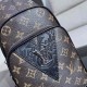 So many people looking at the bag!  LV is not good to sell turn the picture know. Latest 2020 Launched Men's Chest Bag, Selected Leather - High-grade Imported Cowhide Leather, Imported Lining Design  Uniform alignment [B