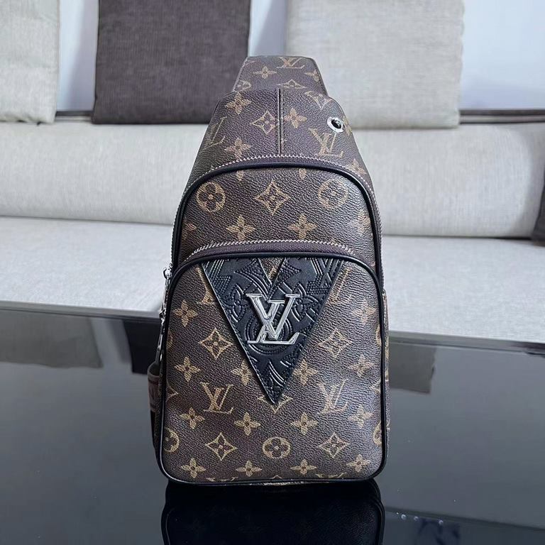 So many people looking at the bag!  LV is not good to sell turn the picture know. Latest 2020 Launched Men's Chest Bag, Selected Leather - High-grade Imported Cowhide Leather, Imported Lining Design  Uniform alignment [B