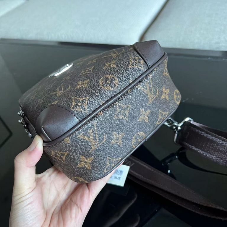 Exclusive  [Original Goods] LV Chest BagModel 28996Size 18-31-5Counter new    heavy hit replica   original leather replica   leather super soft   oversized capacity   customized counter original hardware  smooth zipper  