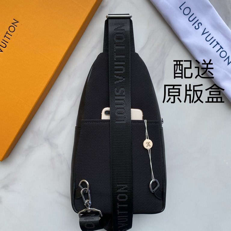 The latest style ＜LV＞ men's   chest bag   hot shipping   (physical photos   without adding any effect) original imported head layer cowhide   thoughtful design headphone cable drilling, using special hardware. Original l