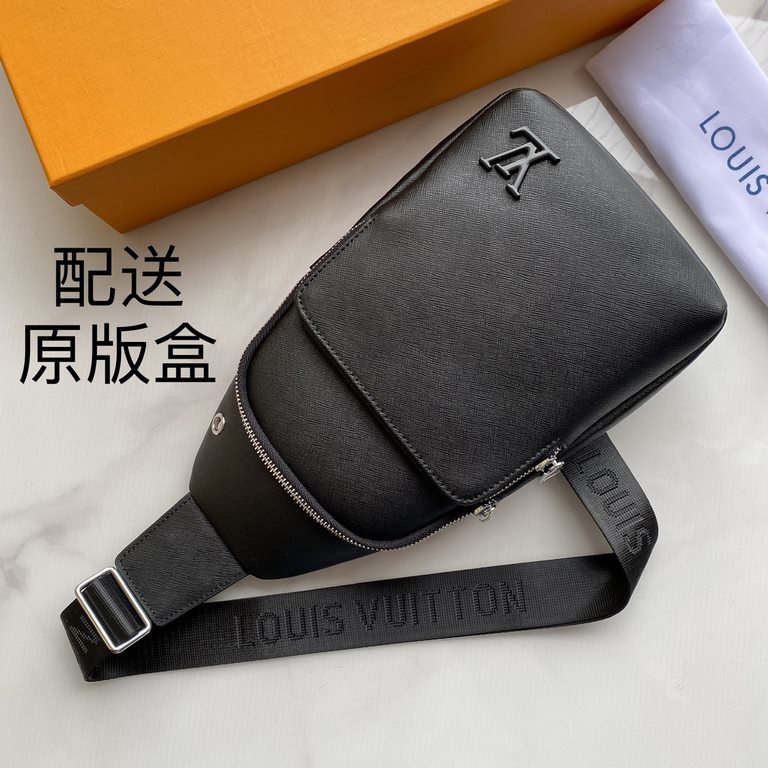 The latest style ＜LV＞ men's   chest bag   hot shipping   (physical photos   without adding any effect) original imported head layer cowhide   thoughtful design headphone cable drilling, using special hardware. Original l