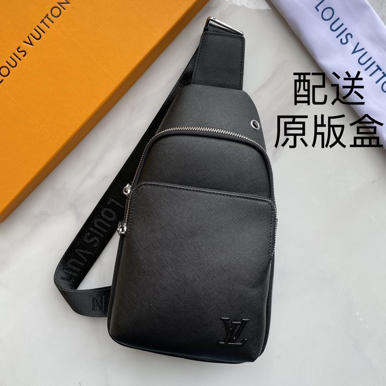 The latest style ＜LV＞ men's   chest bag   hot shipping   (physical photos   without adding any effect) original imported head layer cowhide   thoughtful design headphone cable drilling, using special hardware. Original l