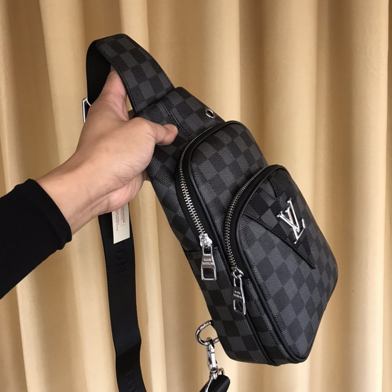 So many people looking at the bag!  LV is not good to sell turn the picture know. Newest 2020 Launched Men's Chest Bag, Selected Leather - High-grade Imported Cowhide Leather, Imported Lining Design  Uniform alignment [B