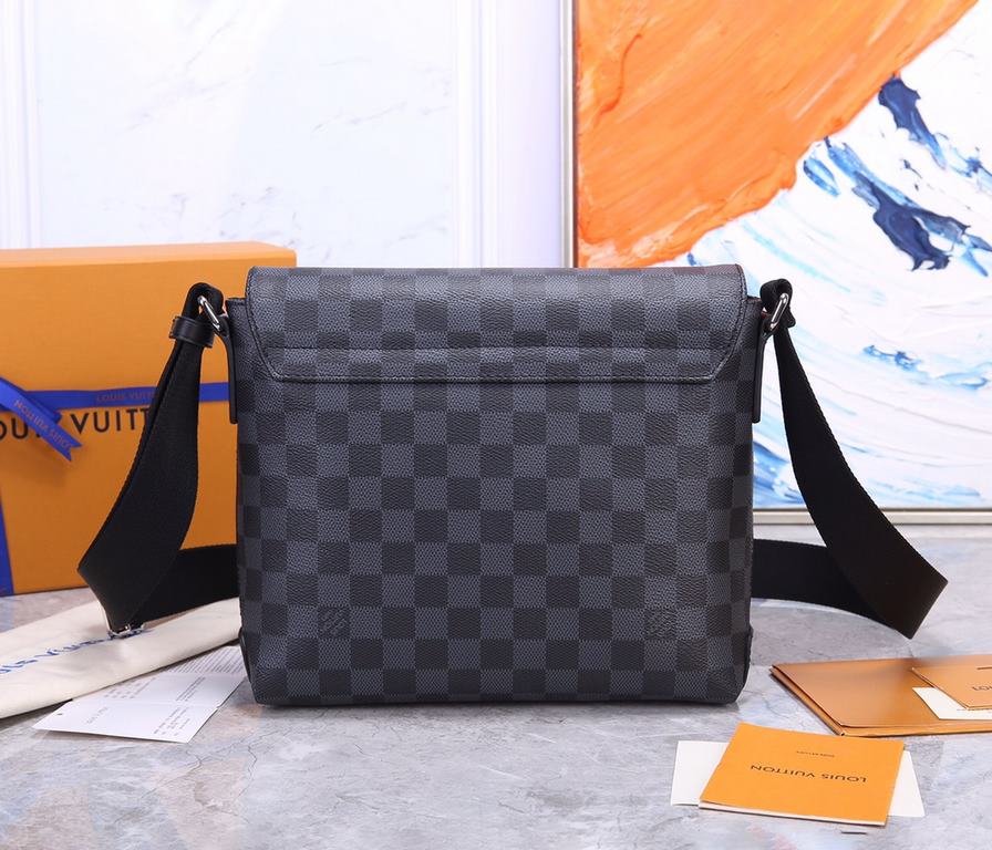 Model 40349 Authentic development, original hardware     The new District small messenger bag continues to be elegantly detailed, lightweight, and spacious, making it functional and trendy for everyday life. Damier Graph