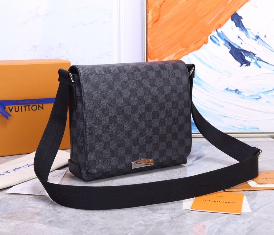 Model 40349 Authentic development, original hardware     The new District small messenger bag continues to be elegantly detailed, lightweight, and spacious, making it functional and trendy for everyday life. Damier Graph