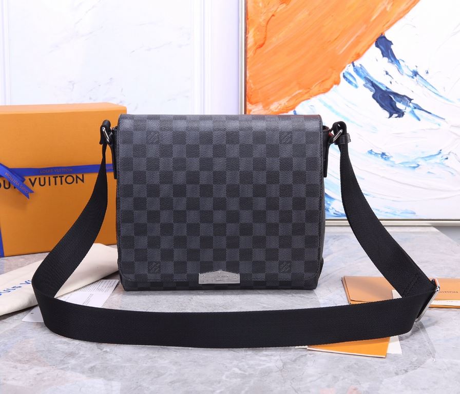 Model 40349 Authentic development, original hardware     The new District small messenger bag continues to be elegantly detailed, lightweight, and spacious, making it functional and trendy for everyday life. Damier Graph