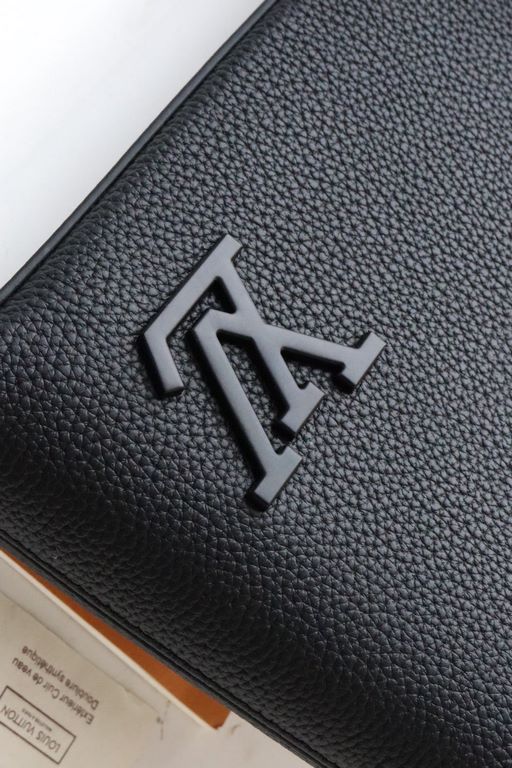 Top Original   M69837The new LV Aerogram iPad case is a restrained design with an on-trend look. Soft, supple calfskin leather resembles old-fashioned airmail stationery, while metal LV letters and a customizable label r