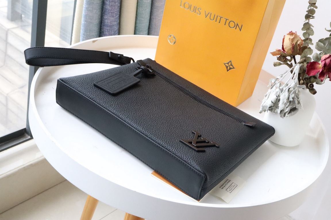 Top Original   M69837The new LV Aerogram iPad case is a restrained design with an on-trend look. Soft, supple calfskin leather resembles old-fashioned airmail stationery, while metal LV letters and a customizable label r