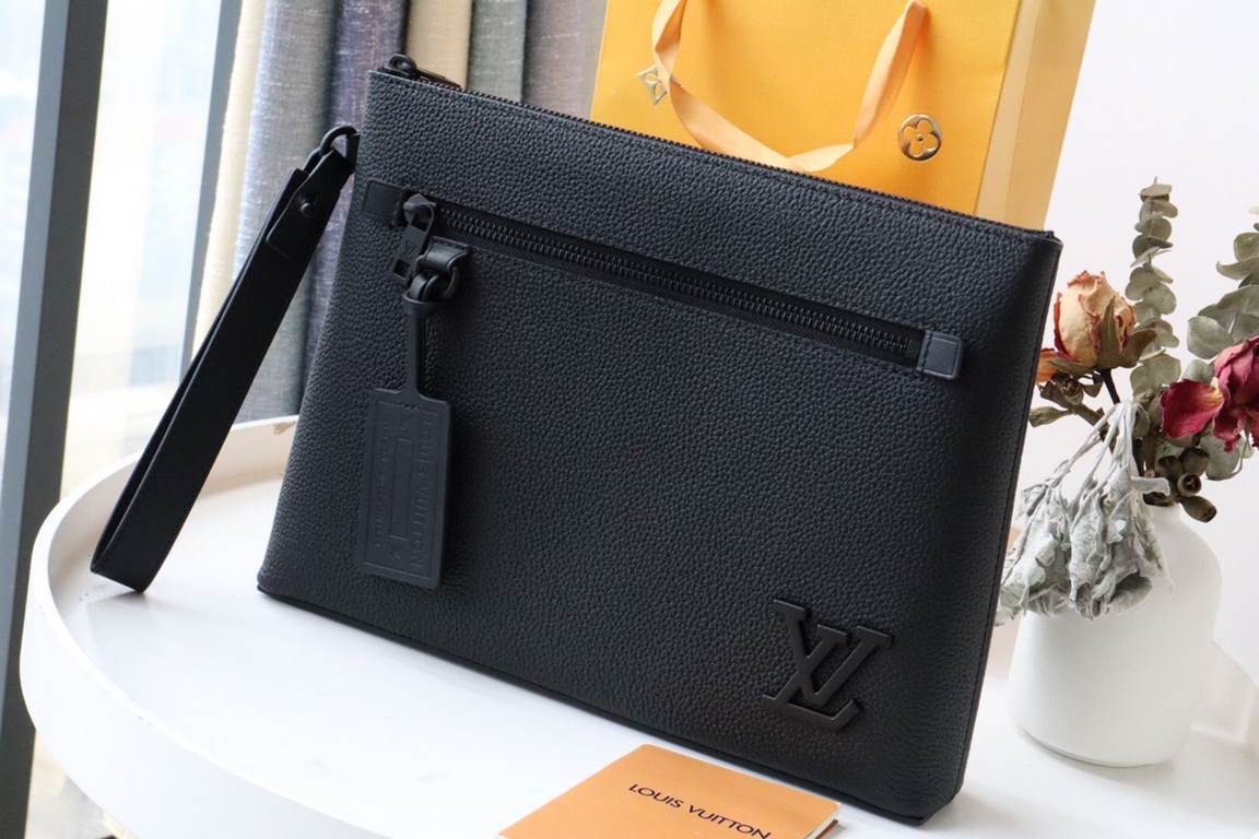 Top Original   M69837The new LV Aerogram iPad case is a restrained design with an on-trend look. Soft, supple calfskin leather resembles old-fashioned airmail stationery, while metal LV letters and a customizable label r