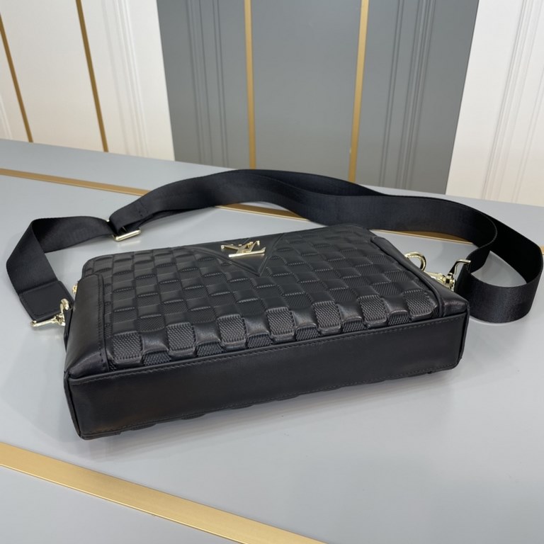 . Original single goods [love] LV new original single genuine new counter with the same high-end men's casual cross-body bag   workmanship is super refined and elegant. With imported raw materials cowhide counter special