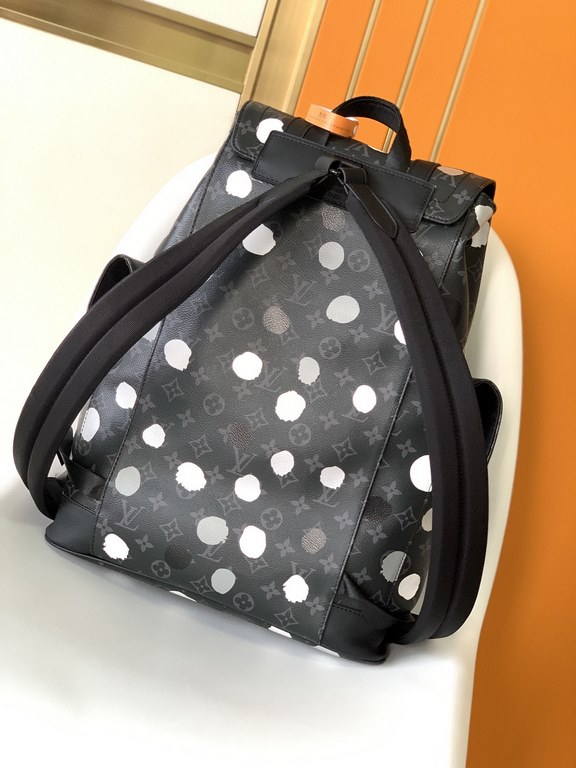 M46403Louis Vuitton renews its collaboration with renowned Japanese artist Yayoi Kusama with the Louis Vuitton x Yayoi Kusama Collection. The LV x YK Christopher Medium Shoulder Bag pays homage to the classic art and cra